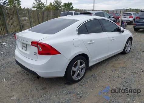 2013 Volvo S60 T5/T5 Platinum/T5 Premier/T5 Premier Plus z USA, uszkodzony, nr VIN YV1612FH8D2185936